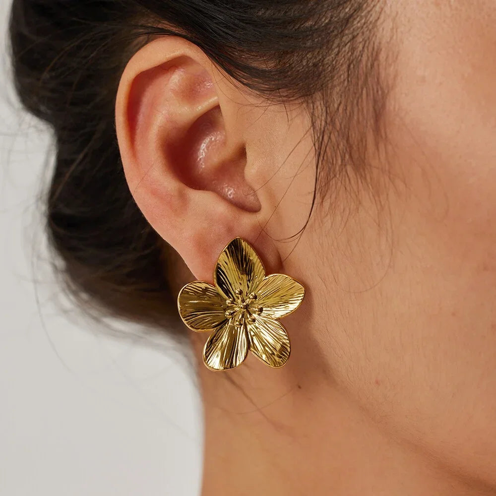 CHLOE FLORAL GOLD STUDS EARRINGS