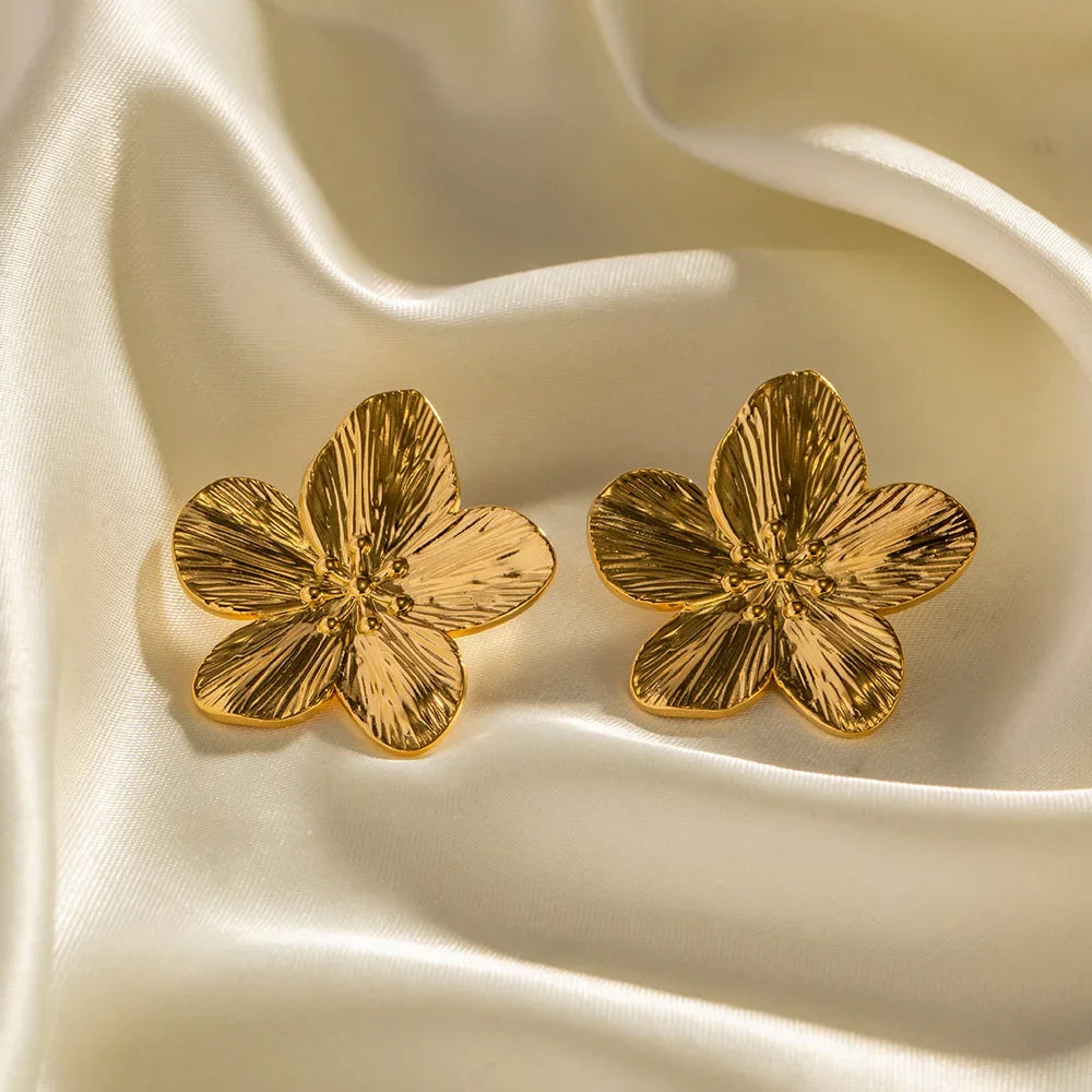 CHLOE FLORAL GOLD STUDS EARRINGS