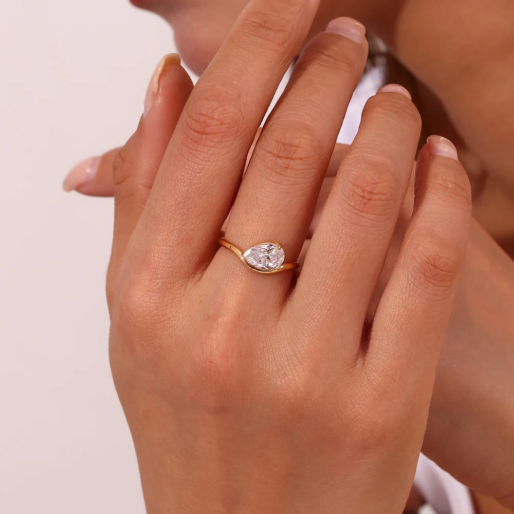 DRIFTED GOLD ON QUIET WAVES RING